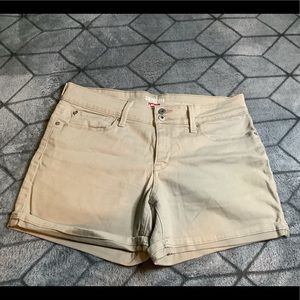 Levi tan shorts